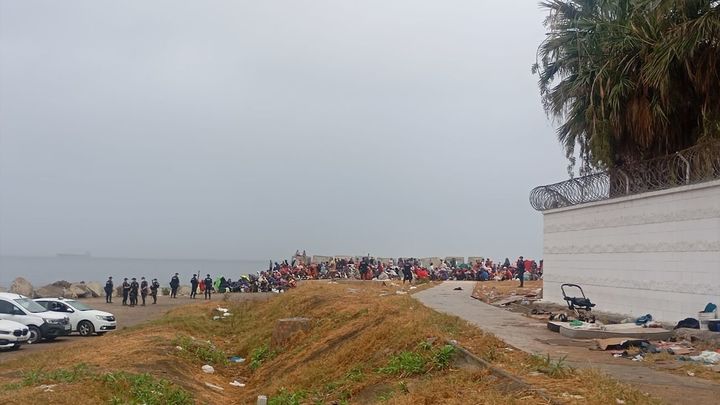 La Policía vuelve a desalojar la playa del Trampolín donde volvieron cientos de migrantes