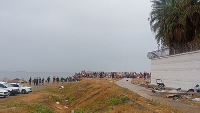 La Policía vuelve a desalojar la playa del Trampolín donde volvieron cientos de migrantes