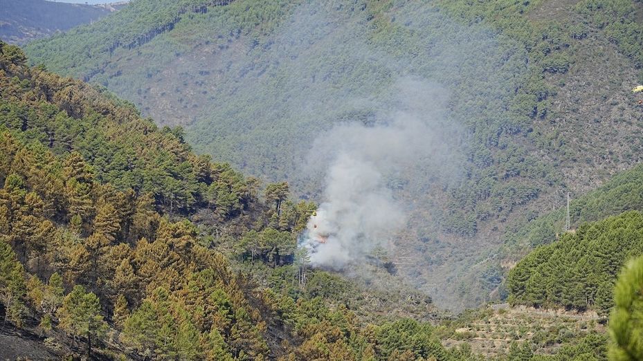 El incendio de Las Hurdes (Cáceres) evoluciona "favorablemente" y los vecinos pueden volver a sus casas