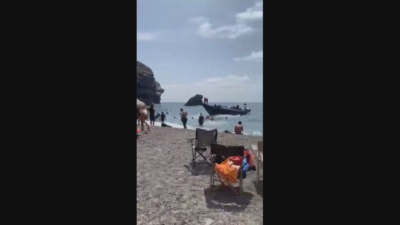 65 personas desembarcan de una patera en una pequeña cala de Murcia llena de bañistas