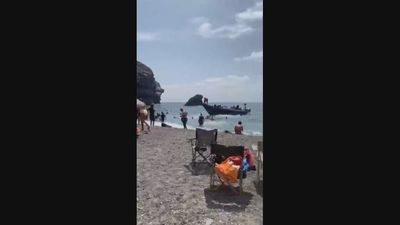 65 personas desembarcan de una patera en una pequeña cala de Murcia llena de bañistas