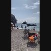 65 personas desembarcan de una patera en una pequeña cala de Murcia llena de bañistas