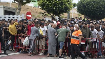 Ceuta no logra descongestionar la playa: cientos de inmigrantes rechazan los centros habilitados