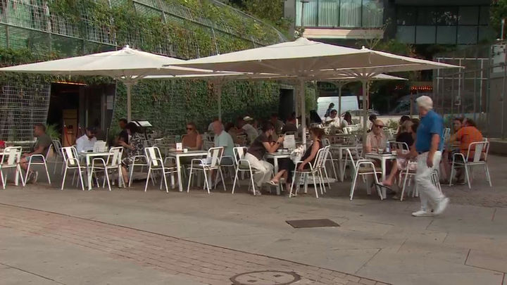 Madrid deja atrás la ciudad vacía y se llena de turistas en agosto