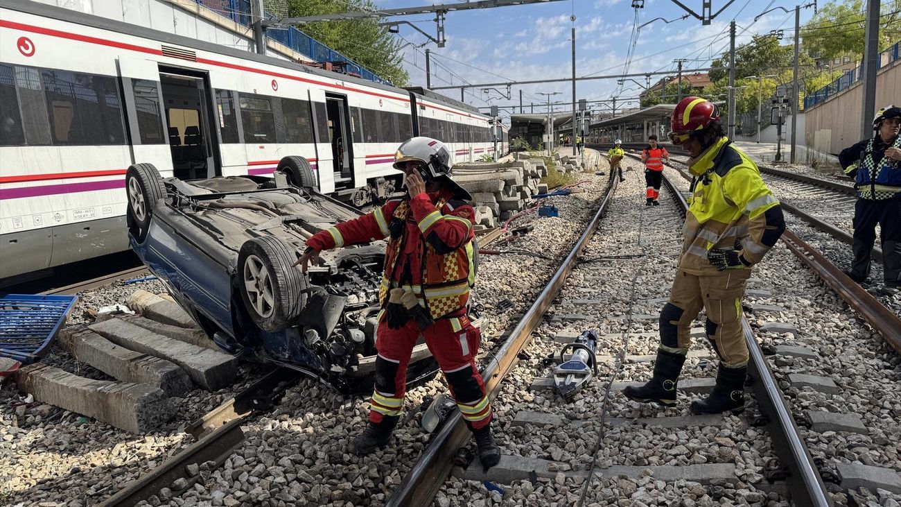 Las imágenes del coche destrozado que cayó desde un puente a las vías del Cercanías en Fuenlabrada