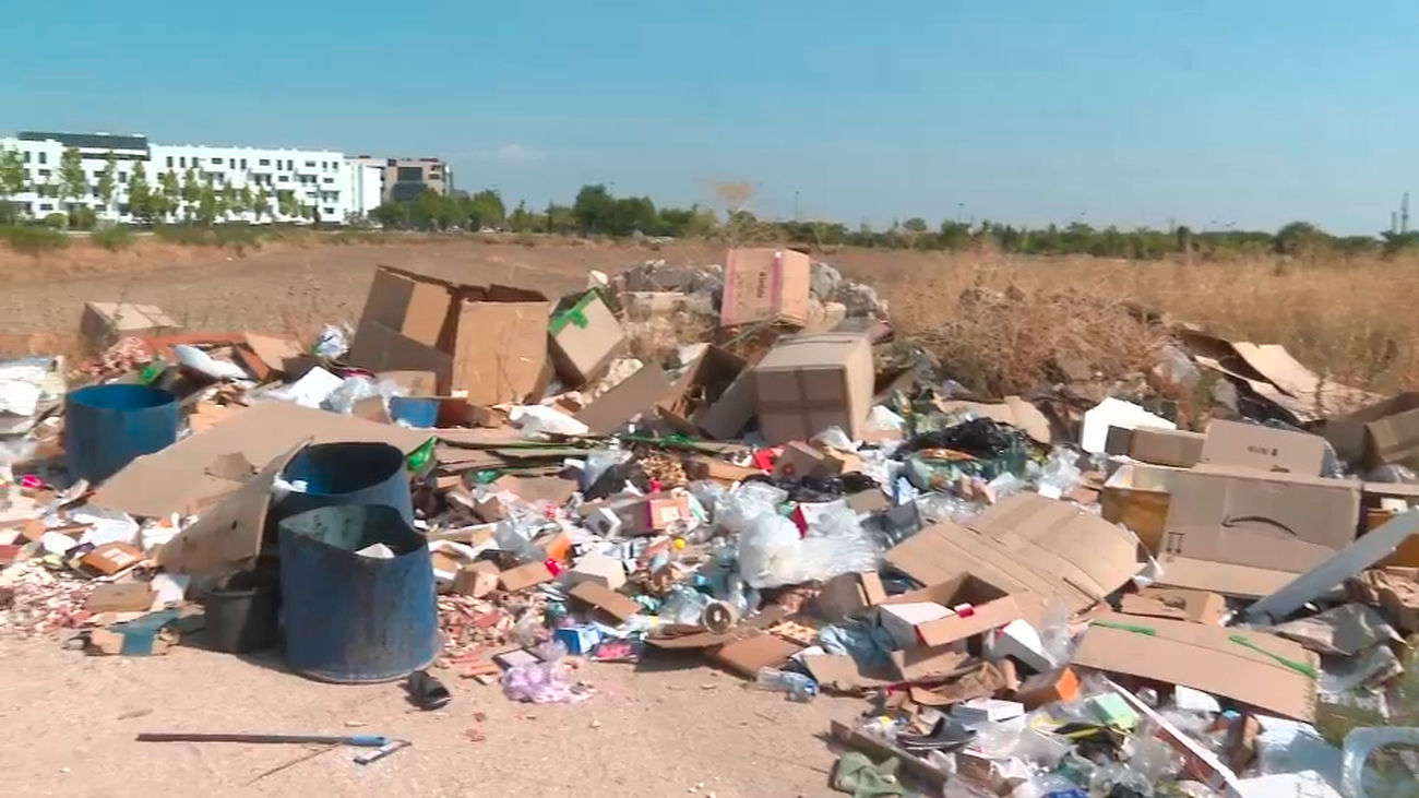 Basura, vertidos, destrozos, así se encuentra el polígono de Los Ángeles de Getafe