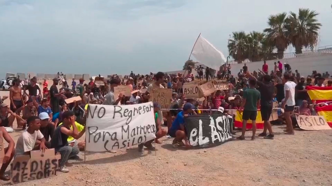 Inmigrantes marroquíes amenazan con convertir la playa de El Trampolín en un asentamiento permanente