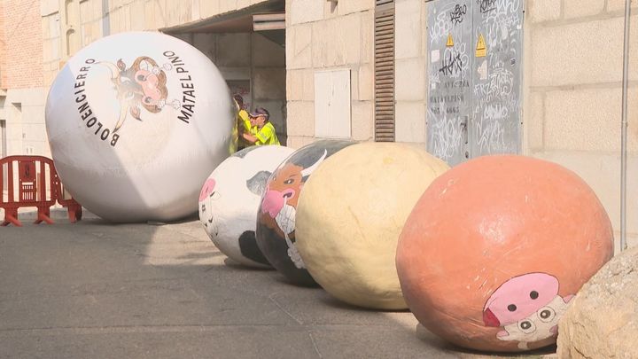 Mataelpino celebra su tradicional boloencierro en el que se cambian los toros por una bola gigante