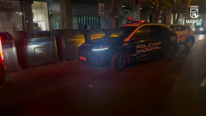 Agresión con arma blanca en la calle Orense de Madrid: un joven de 24 años, herido en la axila