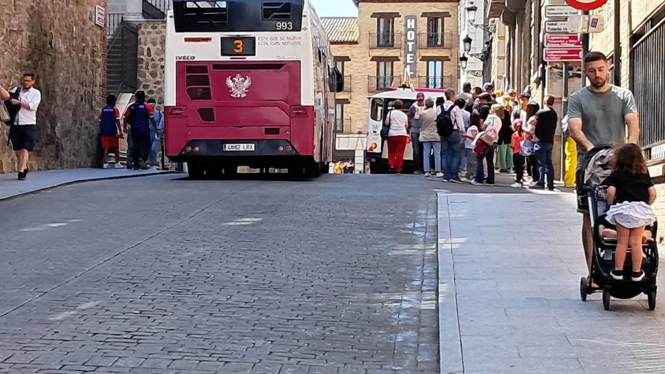 Cuesta de Carlos V de Toledo con autobús urbano y tren turístico