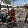 Las imágenes del coche destrozado que cayó desde un puente a las vías del Cercanías en Fuenlabrada