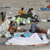 Varios migrantes permanecen acampados este sábado, en la playa El Trampolín de Ceuta