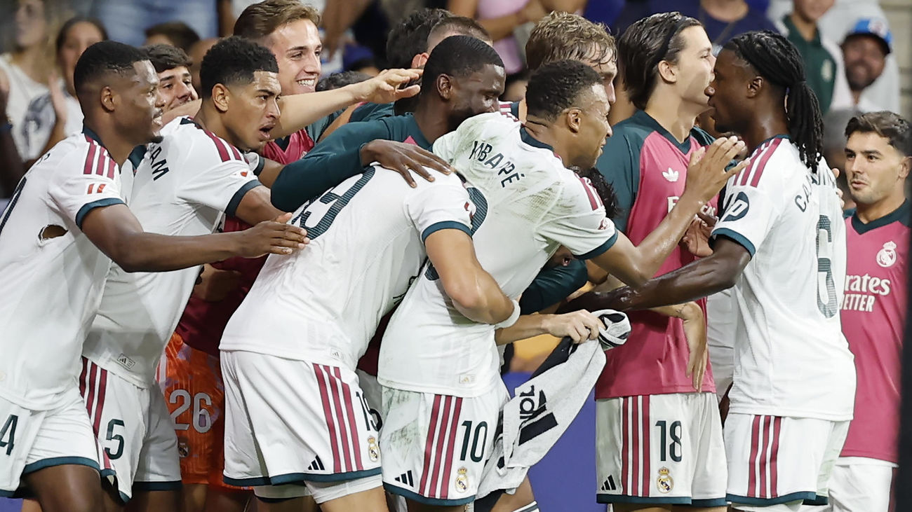 Los jugadores del Real Madrid celebran el 1-2 ante el Español
