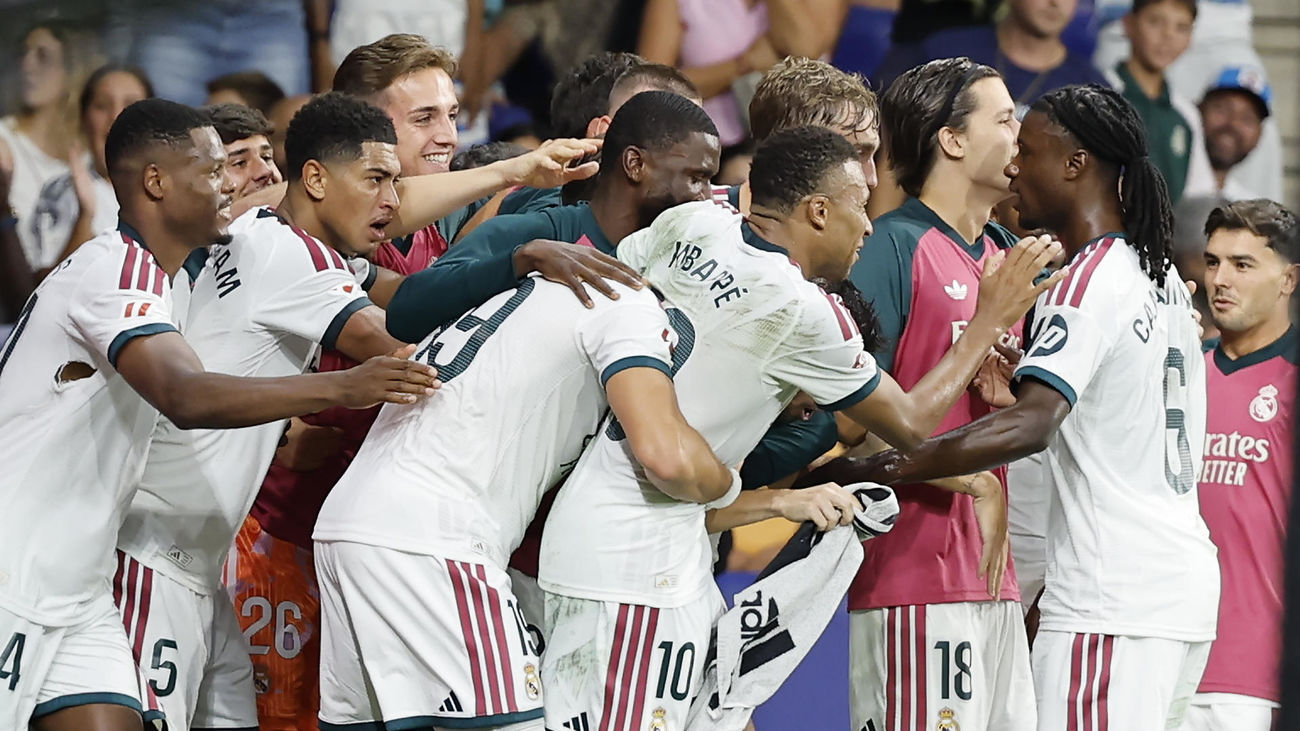 Los jugadores del Real Madrid celebran el 1-2 ante el Español