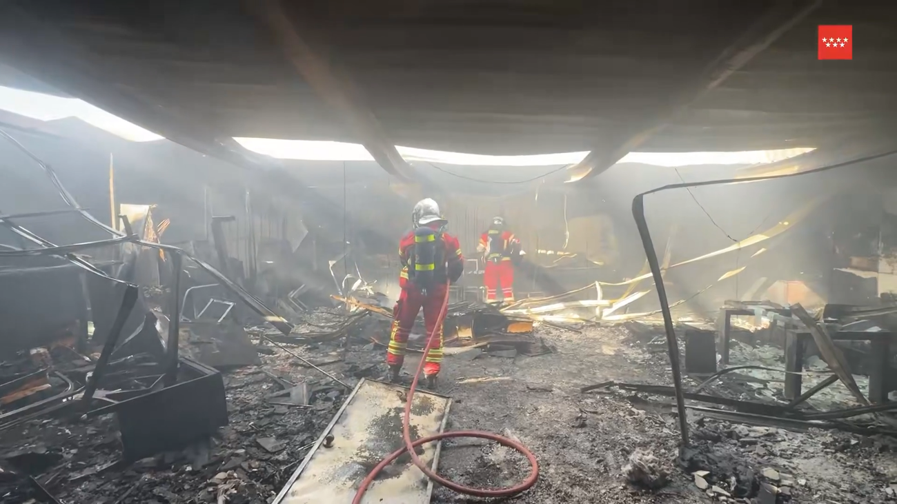 Un incendio en una nave industrial de Collado Villalba obliga a movilizar a siete dotaciones de bomberos