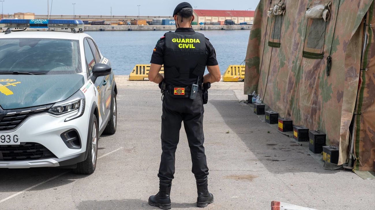 Un agente de la Guardia Civil en el puerto de Ceuta