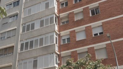 Los Mossos investigan un posible tiroteo en el centro de Barcelona: un vecino encuentra una bala dentro de su casa