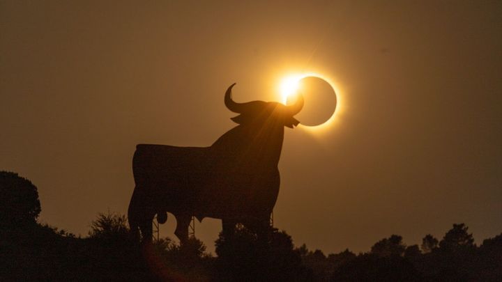 El toro de Osborne de Calatayud durante el eclipse solar total de 2026