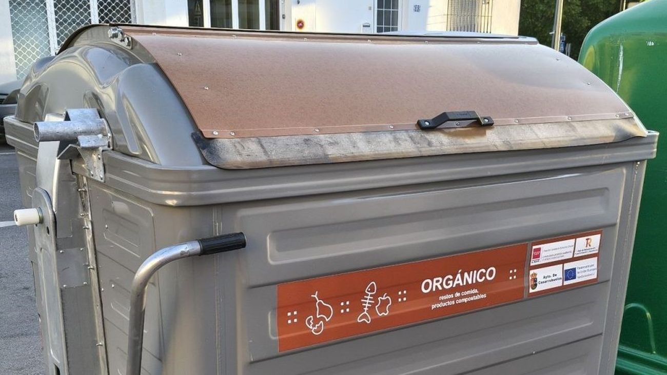 Contenedor marrón para residuos orgánicos instalado en una calle de Casarrubuelos