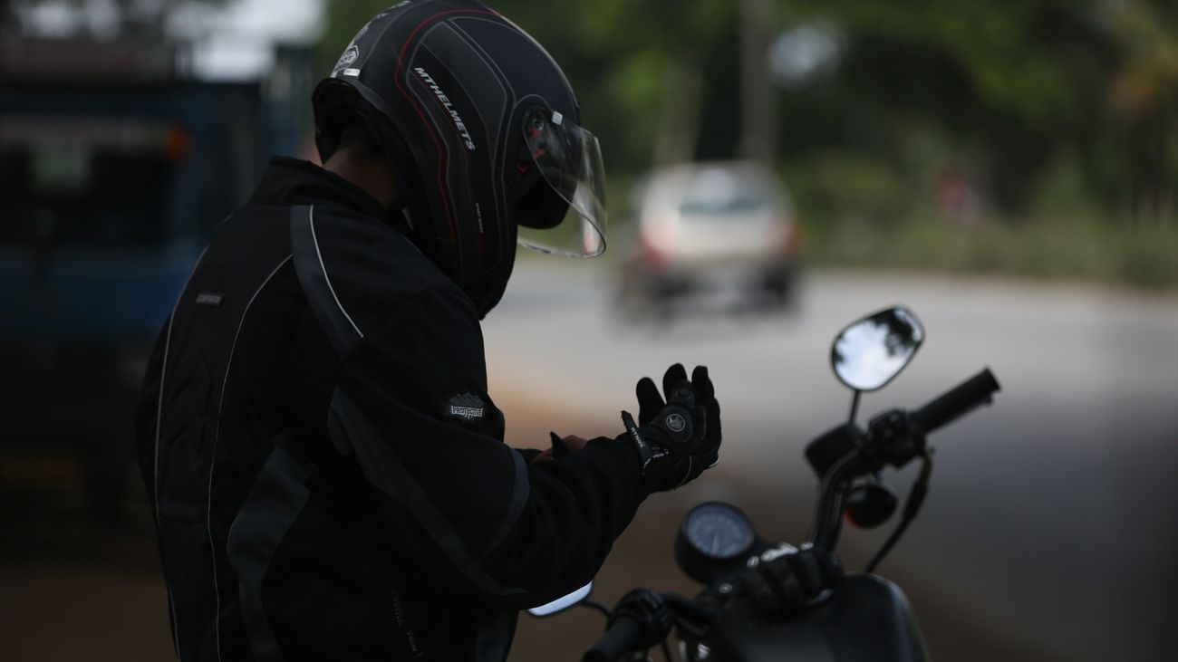 Motorista poniéndose unos guantes