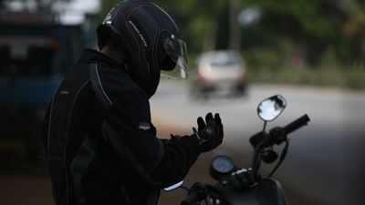 Adiós a las chanclas en moto: las nuevas normas de tráfico desde octubre