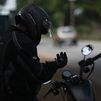 Adiós a las chanclas en moto: las nuevas normas de tráfico desde octubre