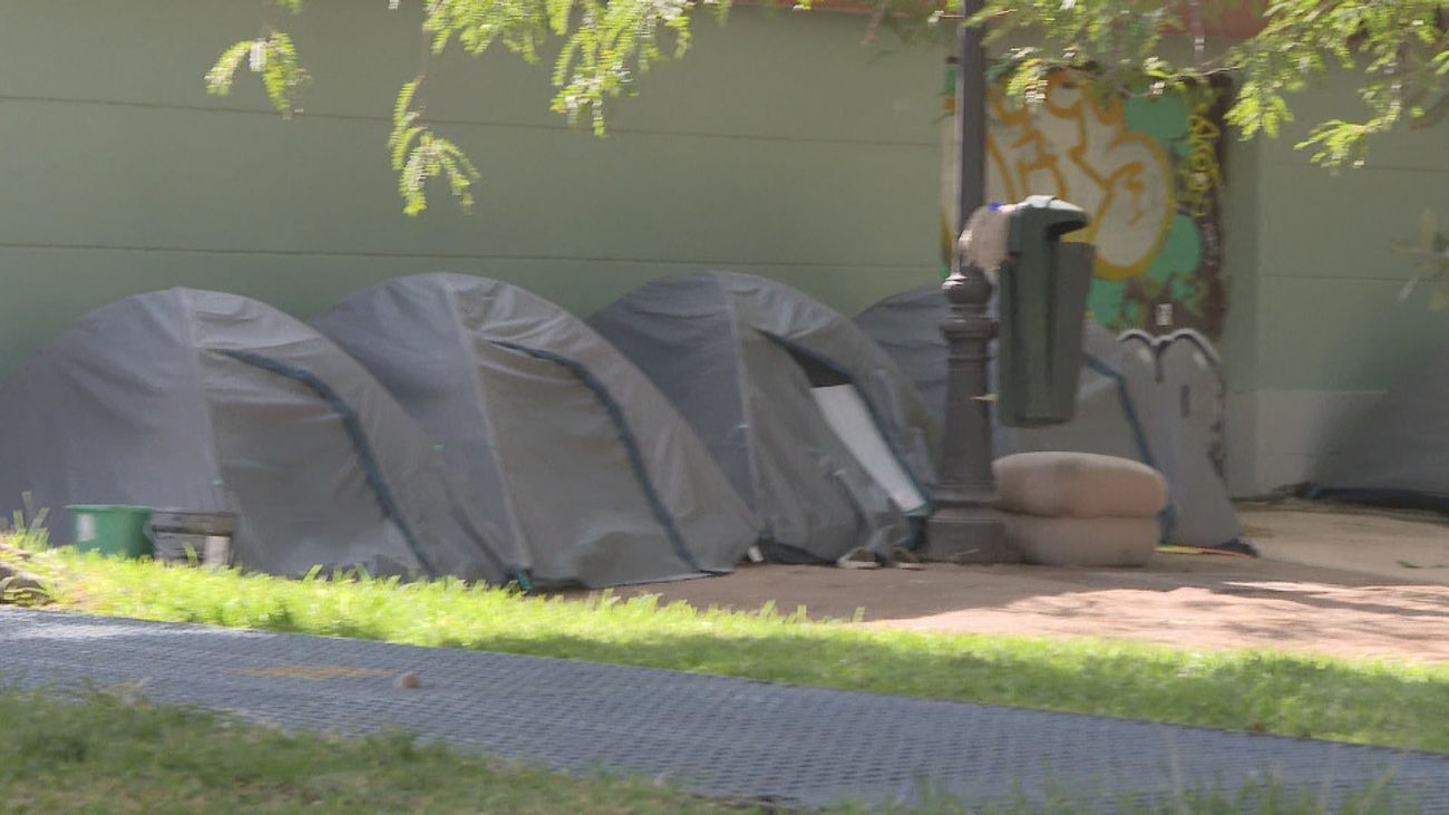 Inmigrantes sin papeles buscan trabajo y un lugar donde dormir en la Plaza Elíptica