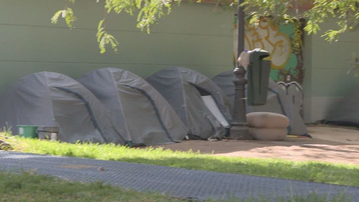 Inmigrantes sin papeles buscan trabajo y un lugar donde dormir en la Plaza Elíptica