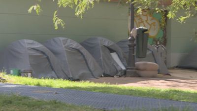 Inmigrantes sin papeles buscan trabajo y un lugar donde dormir en la Plaza Elíptica