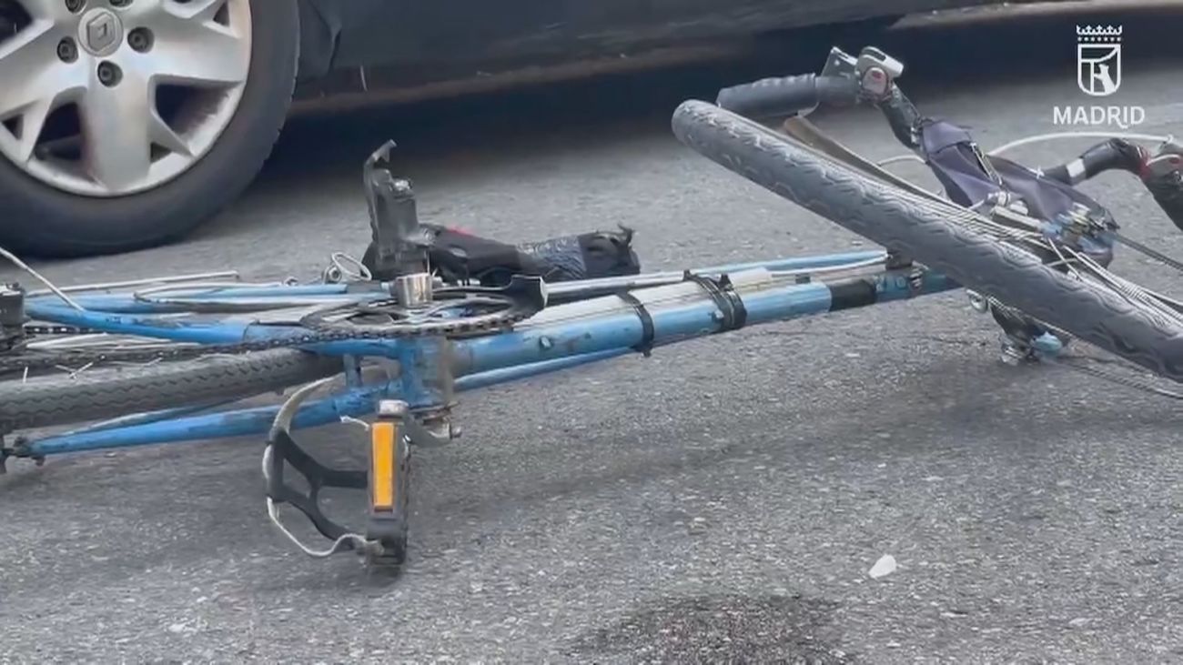Grave un ciclista de 80 años al ser arrollado por una furgoneta tras caerse en la calzada, en Villaverde