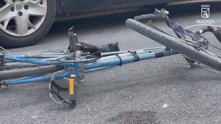 Grave un ciclista de 80 años al ser arrollado por una furgoneta tras caerse en la calzada, en Villaverde
