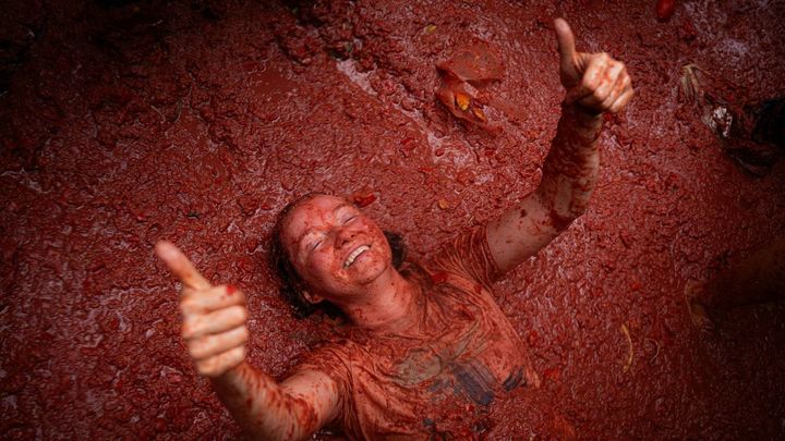 A tomatazo limpio en Buñol con 150 toneladas de tomate pera, una fiesta que habla todos los idiomas