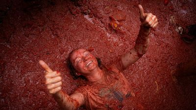 A tomatazo limpio en Buñol con 150 toneladas de tomate pera, una fiesta que habla todos los idiomas