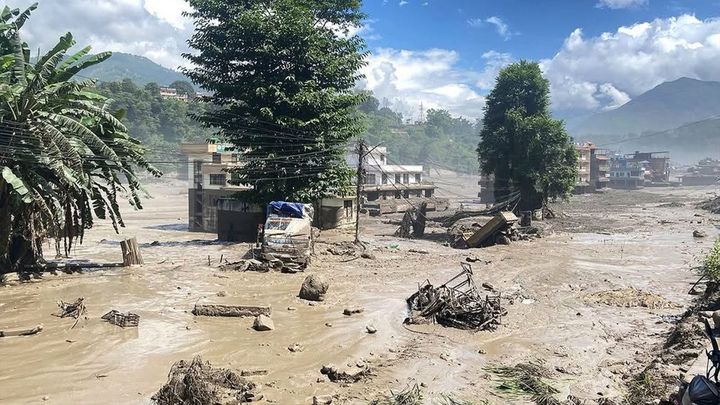 Ascienden a cerca de 100 los muertos y a más de 700 los desaparecidos en la riada de Nepal