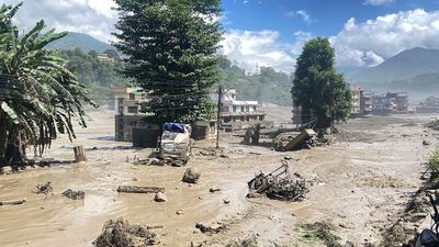 Ascienden a cerca de 100 los muertos y a más de 700 los desaparecidos en la riada de Nepal
