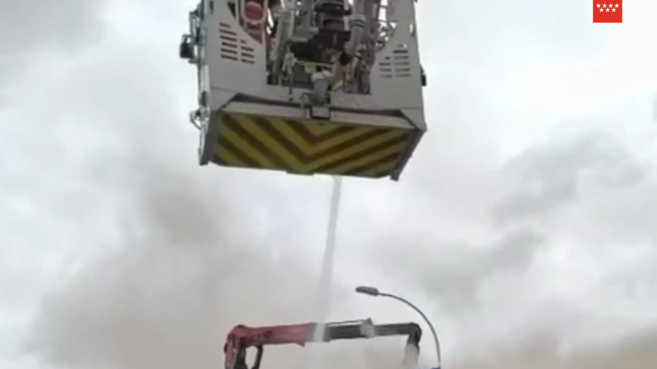 Los bomberos sofocan el complejo incendio de un camión en la M-50 en Getafe
