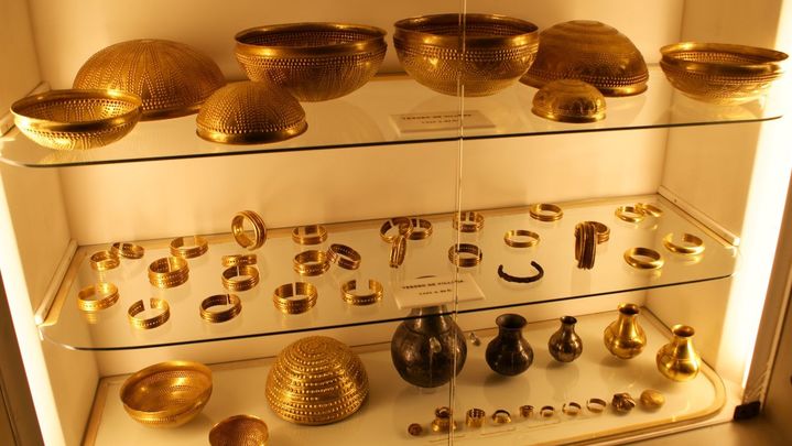 Tesoro de Villena en exposición, en el centro de la imagen, a la derecha, se puede observar en un tono más oscuro el brazalete realizado en un material de origen extraterrestre / WIKIPEDIA