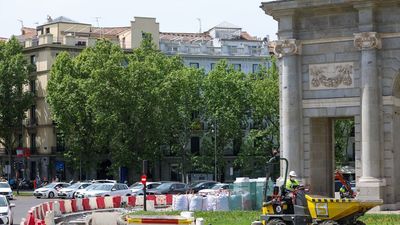 El tramo en obras entre Cibeles y la Puerta de Alcalá recupera este lunes un carril por sentido