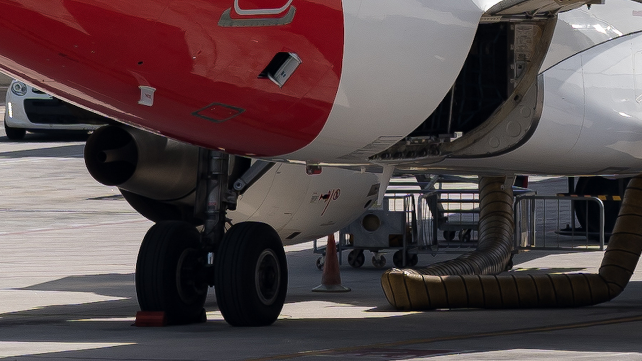 Tren de aterrizaje de un avión comercial estacionado en las pistas de un aeropuerto