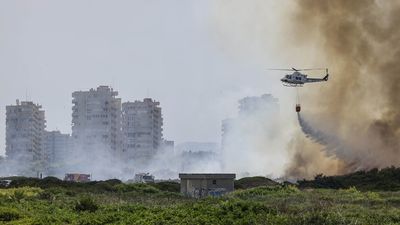 Evacúan el pueblo y los cámpins de El Saler (Valencia) ante el avance del incendio
