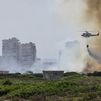Helicóptero durante las labores de extinción de un incendio forestal  en la Gola de Pujol, El Saler