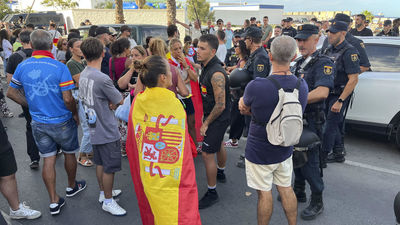 Máxima tensión en Ceuta, los vecinos irrumpen en la playa del Trampolín y la policía interviene