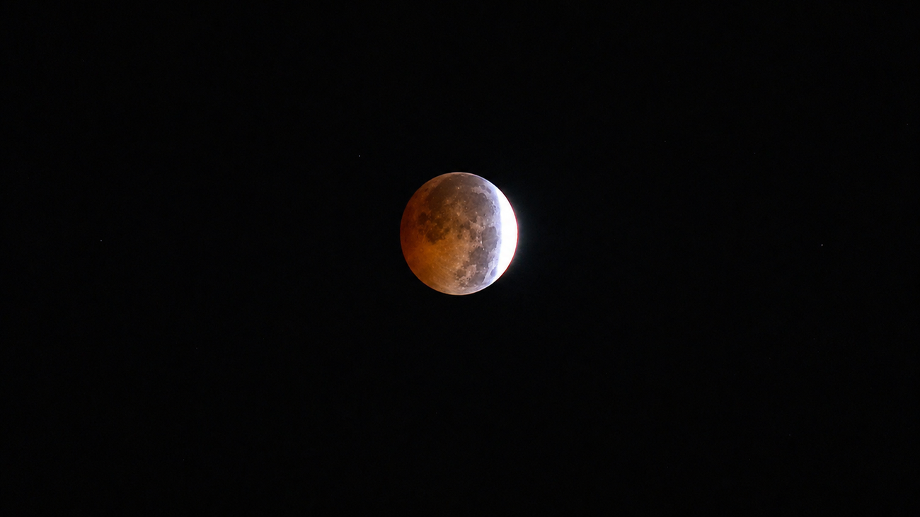 Y la Luna se tiñó ser rojo...  así se ha visto el eclipse lunar en Madrid