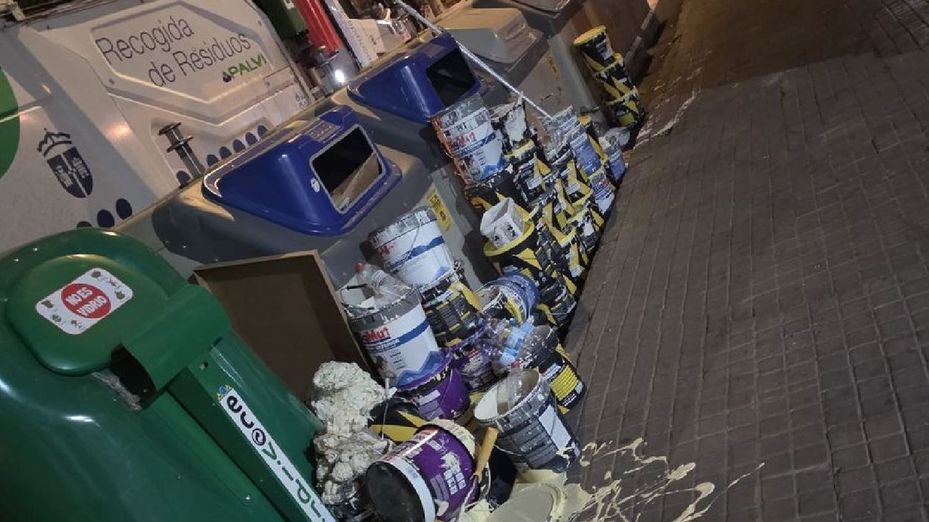 "Un desastre", pintura derramada y más de 60 botes abandonados en la calle en Valdemoro