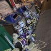 "Un desastre", pintura derramada y más de 60 botes abandonados en la calle