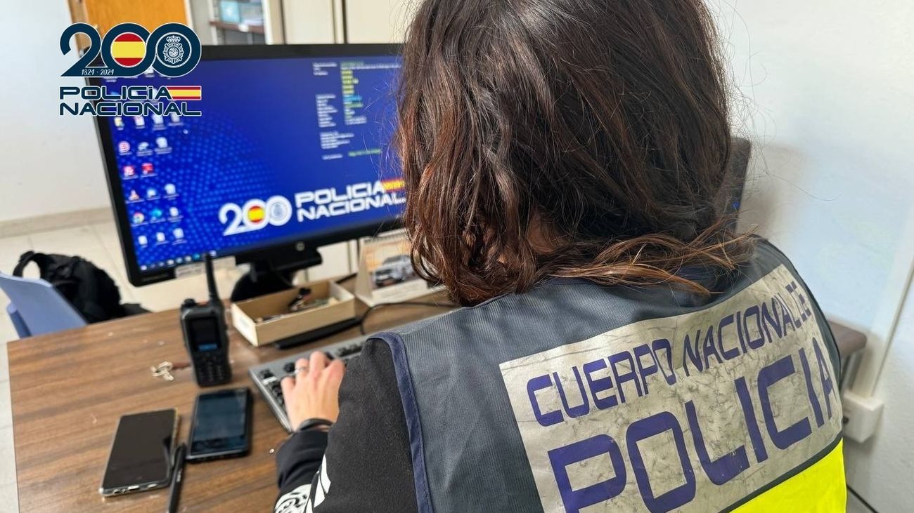 Un agente de la Policía Nacional frente a un ordenador