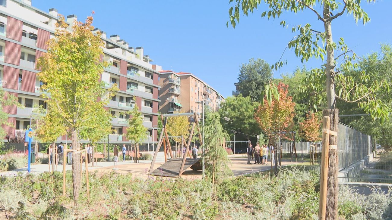 Así es la nueva zona ajardinada que estrena Arganzuela: 3.400 metros cuadrados junto a Madrid Río