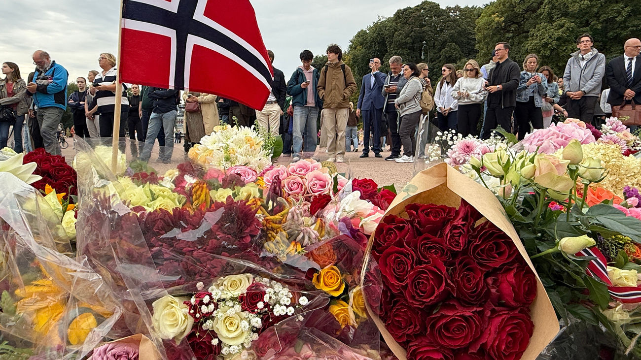 Flores enfrente  del palacio real de Oslo, Noruega, en honor al rey Harald