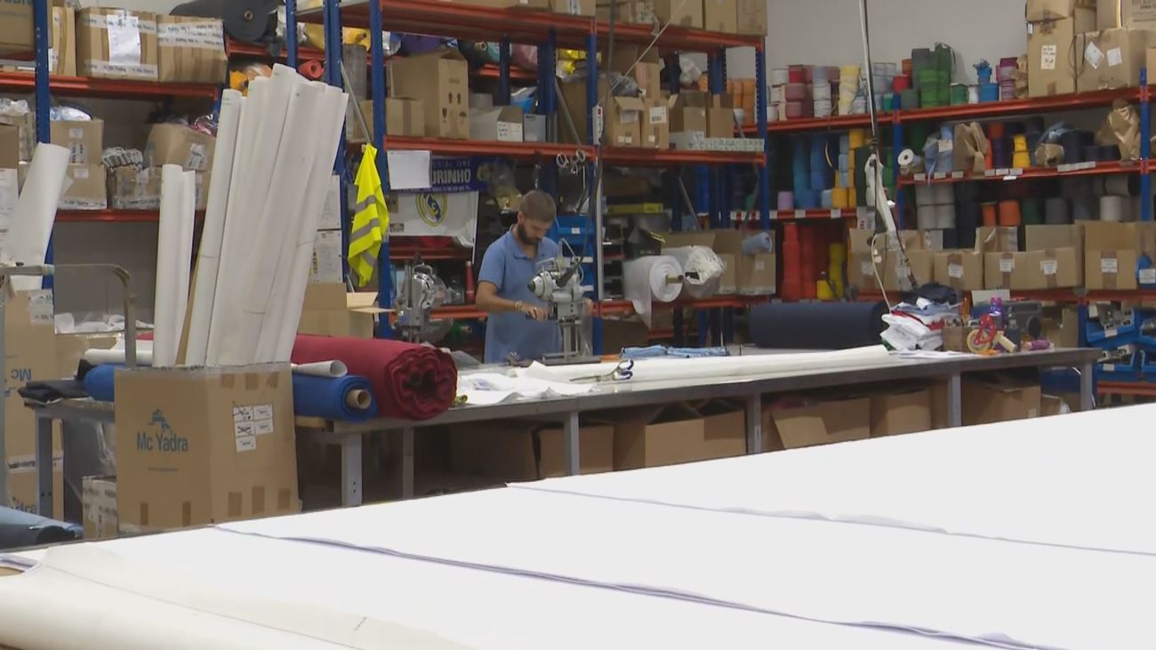 La vuelta al cole ya está aquí: así se fabrica el uniforme escolar que vestirán miles de niños
