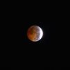 Y la Luna se tiñó de rojo...  así se ha visto el eclipse lunar en Madrid